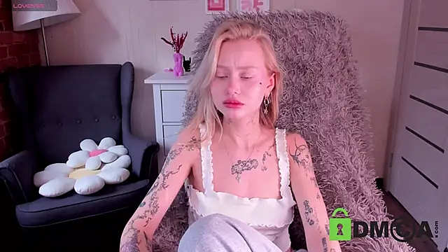 Snapshot of MalenaErnman chatting on 03-16-25, 10:44 MalenaErnman online show from 03-16-25, 10:44