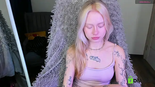 Snapshot of MalenaErnman chatting on 10-16-25, 07:31 MalenaErnman online show from 10-16-25, 07:31