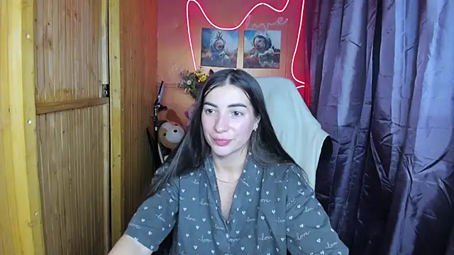 Snapshot of Fiery_Brunette_ chatting on 12-24-24, 09:00 Fiery Brunette online show from 12-24-24, 09:00