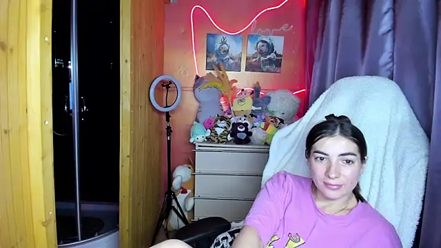 Fiery Brunette  online show from 04-08-26, 11:10