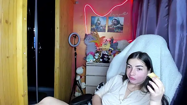 Fiery Brunette  online show from 04-25-26, 04:59