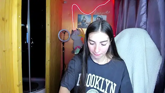 Fiery Brunette  online show from 06-04-26, 03:45
