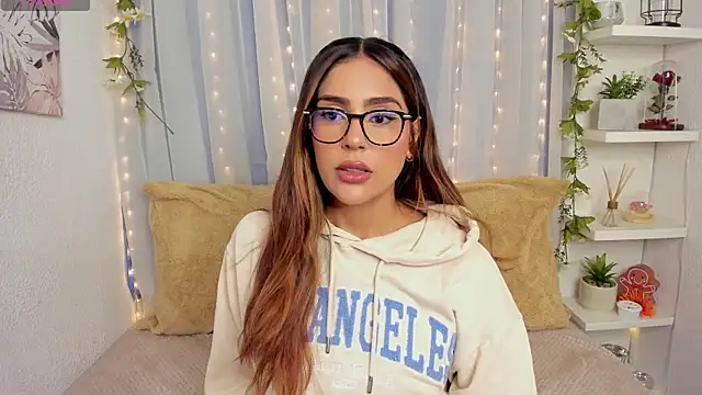 HazzelGray online show from 04-19-26, 02:27