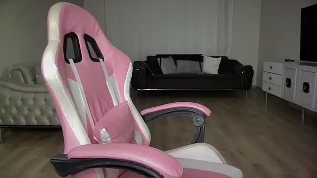 Snapshot of petitebeauty chatting on 07-27-26, 09:11 petitebeauty online show from 07-27-26, 09:11