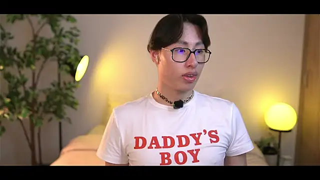 Snapshot of SrLuis18 chatting on 09-08-25, 11:15 SrLuis18 online show from 09-08-25, 11:15