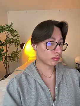 Snapshot of SrLuis18 chatting on 09-15-25, 10:21 SrLuis18 online show from 09-15-25, 10:21