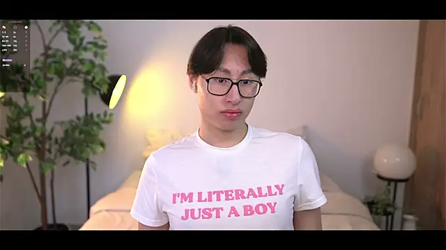 Snapshot of SrLuis18 chatting on 09-22-25, 12:40 SrLuis18 online show from 09-22-25, 12:40