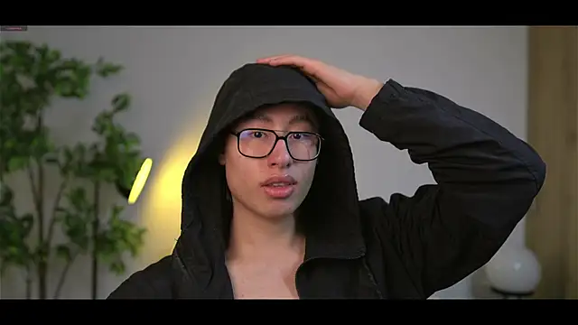 Snapshot of SrLuis18 chatting on 09-27-25, 11:21 SrLuis18 online show from 09-27-25, 11:21