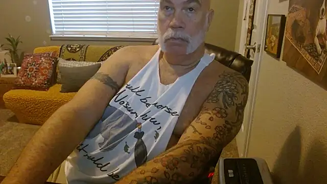 musclebearnips online show from 10-18-25, 04:19