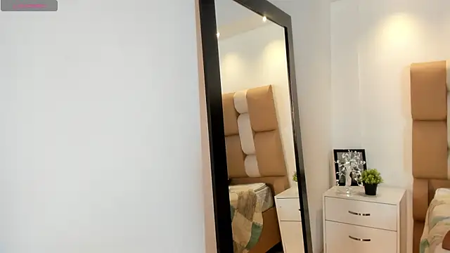 Snapshot of victoria_mooree chatting on 12-21-25, 12:12 victoria mooree online show from 12-21-25, 12:12