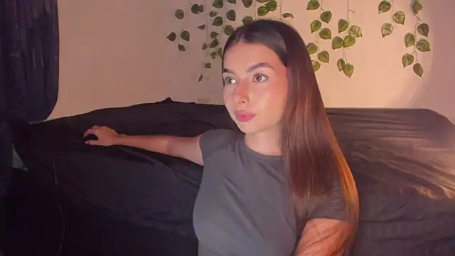 Snapshot of Coralinee_01 chatting on 12-27-24, 12:29 Coralinee 01 online show from 12-27-24, 12:29