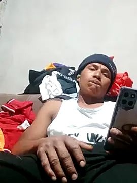 Snapshot of Moreno1813 chatting on 02-08-25, 06:33 Moreno1813 online show from 02-08-25, 06:33