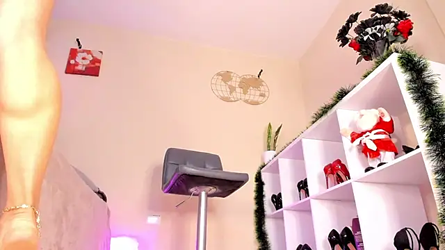 Snapshot of Itzeldreams chatting on 12-26-24, 01:10 Itzeldreams online show from 12-26-24, 01:10