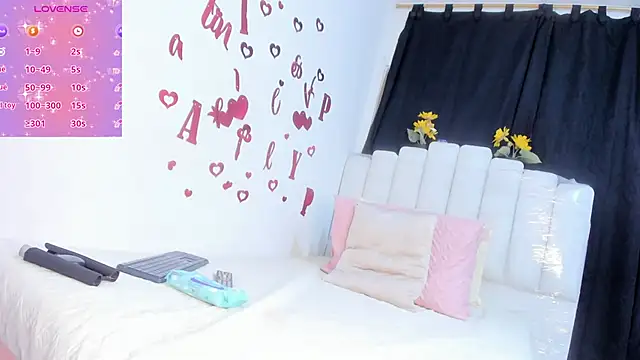 Snapshot of RoxannaBlanche chatting on 04-30-26, 11:05 RoxannaBlanche online show from 04-30-26, 11:05