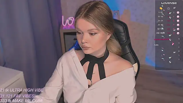 Snapshot of VeronaAura chatting on 09-30-25, 01:49 VeronaAura online show from 09-30-25, 01:49