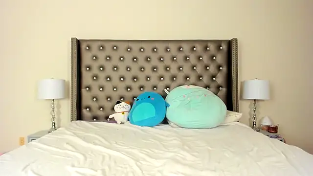 NadiaLyla online show from 12-20-25, 04:30