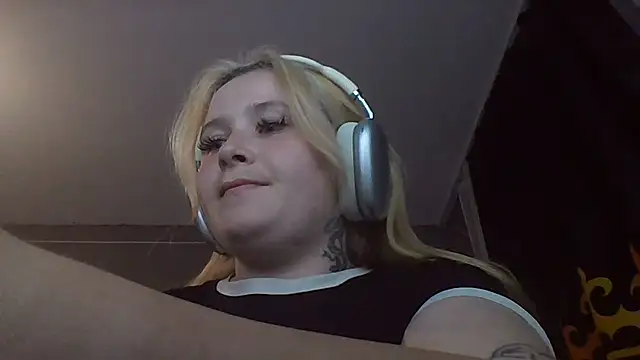 Snapshot of Light_Luna chatting on 07-15-26, 04:34 Light Luna online show from 07-15-26, 04:34