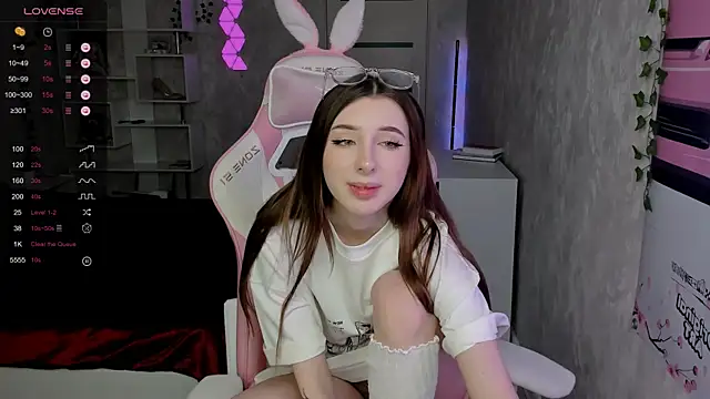 Snapshot of Polly__Hill chatting on 11-12-25, 07:31 Polly Hill online show from 11-12-25, 07:31