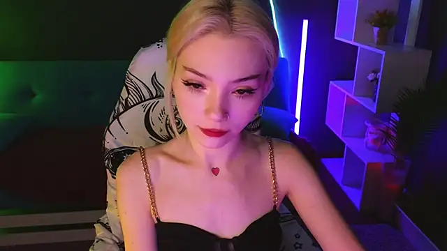 Snapshot of SandraBoyl chatting on 02-02-25, 01:02 SandraBoyl online show from 02-02-25, 01:02