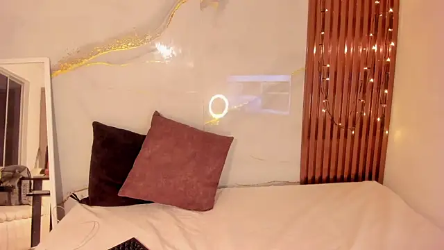 Snapshot of SaraApril_1 chatting on 01-11-26, 08:14 SaraApril 1 online show from 01-11-26, 08:14