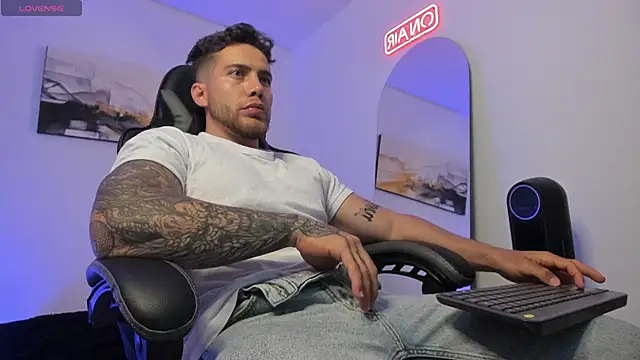 Snapshot of LucianSinclair chatting on 12-25-24, 01:20 LucianSinclair online show from 12-25-24, 01:20