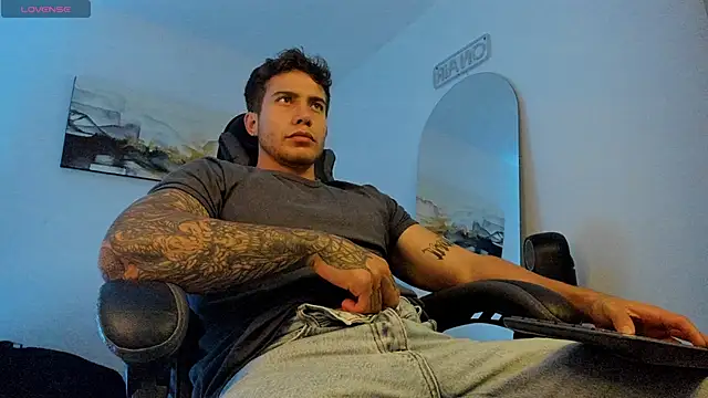 Snapshot of LucianSinclair chatting on 01-17-25, 12:10 LucianSinclair online show from 01-17-25, 12:10