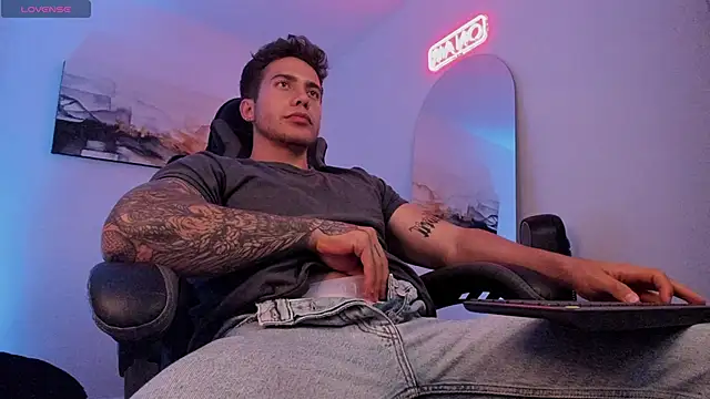 Snapshot of LucianSinclair chatting on 01-17-25, 03:12 LucianSinclair online show from 01-17-25, 03:12