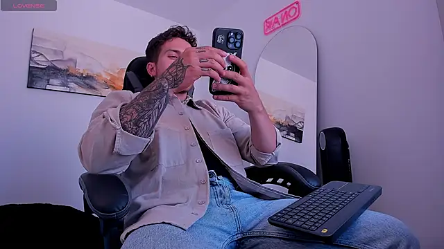 Snapshot of LucianSinclair chatting on 01-18-25, 06:43 LucianSinclair online show from 01-18-25, 06:43