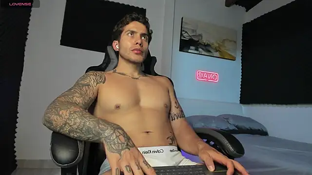 Snapshot of LucianSinclair chatting on 11-02-25, 10:45 LucianSinclair online show from 11-02-25, 10:45