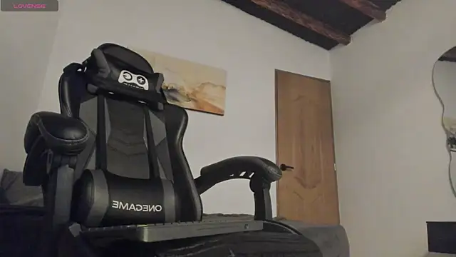 Snapshot of LucianSinclair chatting on 06-10-26, 01:50 LucianSinclair online show from 06-10-26, 01:50