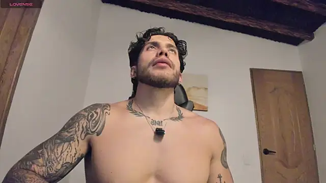 Snapshot of LucianSinclair chatting on 06-20-26, 02:03 LucianSinclair online show from 06-20-26, 02:03