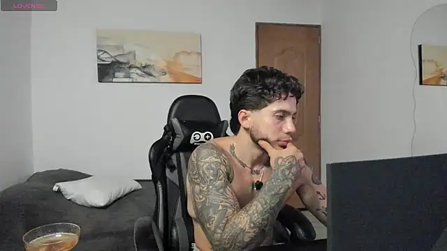 Snapshot of LucianSinclair chatting on 08-02-26, 01:04 LucianSinclair online show from 08-02-26, 01:04