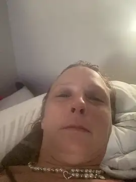 Snapshot of Everlyrose27 chatting on 12-17-24, 02:33 Everlyrose27 online show from 12-17-24, 02:33