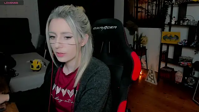 Lisaonthemoon online show from 11-30-25, 08:24