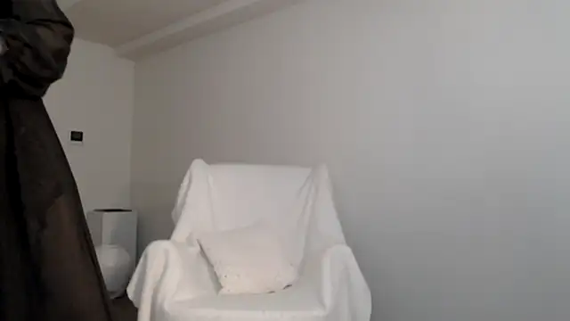 Snapshot of Lily_0000 chatting on 02-11-25, 11:43 Lily 0000 online show from 02-11-25, 11:43