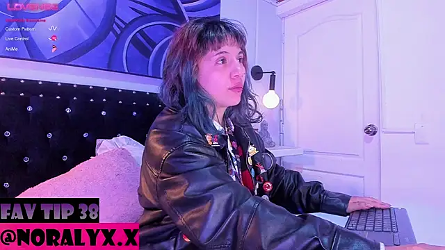 Snapshot of hey_noraly chatting on 07-18-26, 04:27 hey noraly online show from 07-18-26, 04:27