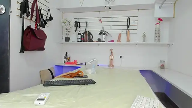 Alejandra Dunn online show from 09-25-25, 01:15