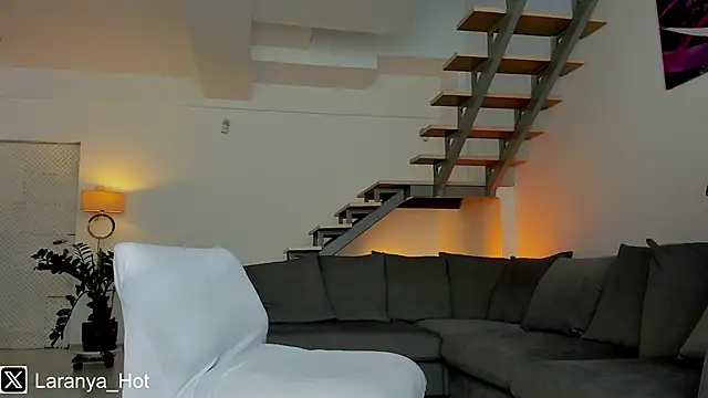 LaranyaX online show from 03-26-26, 09:37