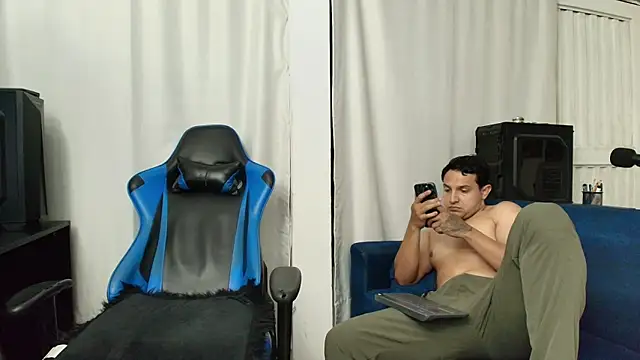 Snapshot of hott_dicks chatting on 07-02-26, 01:49 hott dicks online show from 07-02-26, 01:49