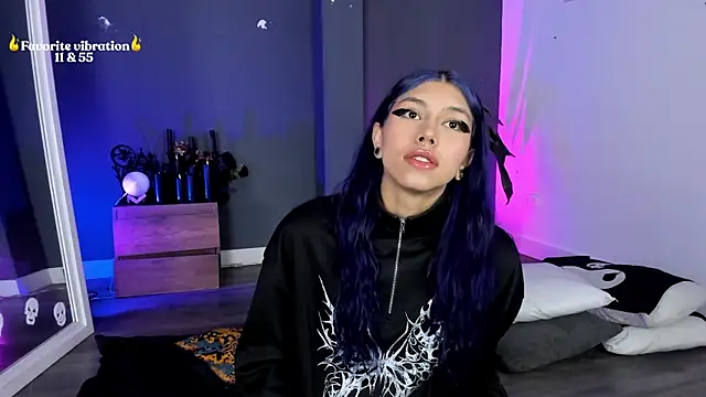 Snapshot of Raven_Witch_ chatting on 05-17-26, 01:07 Raven Witch online show from 05-17-26, 01:07