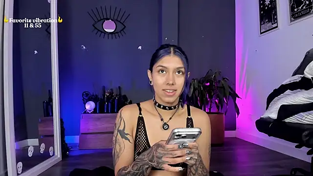 Snapshot of Raven_Witch_ chatting on 05-21-26, 12:23 Raven Witch online show from 05-21-26, 12:23