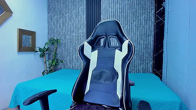 Mike 0233  online show from 10-31-25, 04:24