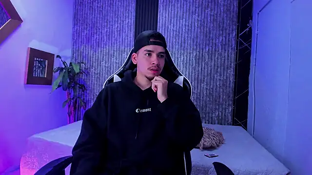 Mike 0233  online show from 02-06-26, 04:06