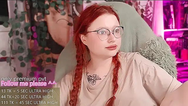 Snapshot of me__hanna chatting on 06-17-26, 02:14 me hanna online show from 06-17-26, 02:14