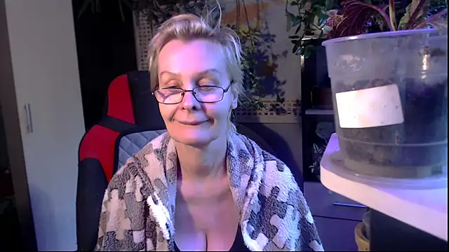 Snapshot of HelgaHimmell chatting on 05-19-26, 04:41 HelgaHimmell online show from 05-19-26, 04:41