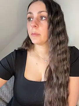 Snapshot of Loella-Rose chatting on 04-27-26, 06:33 Loella-Rose online show from 04-27-26, 06:33