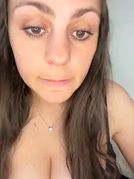 Snapshot of Loella-Rose chatting on 05-24-26, 12:21 Loella-Rose online show from 05-24-26, 12:21