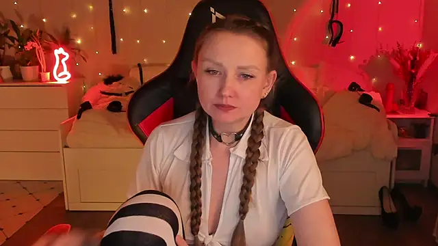 Snapshot of desperatehousewife__ chatting on 03-08-25, 03:28 desperatehousewife online show from 03-08-25, 03:28