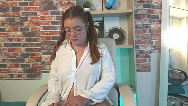 Snapshot of maddy066 chatting on 11-19-25, 01:27 maddy066 online show from 11-19-25, 01:27