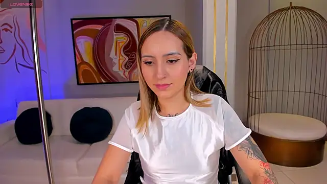 Snapshot of MollySundersX chatting on 06-16-26, 08:00 MollySundersX online show from 06-16-26, 08:00